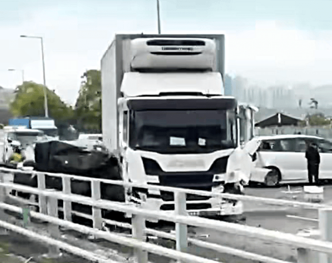 吐露港公路發生五車串燒意外。網上圖片