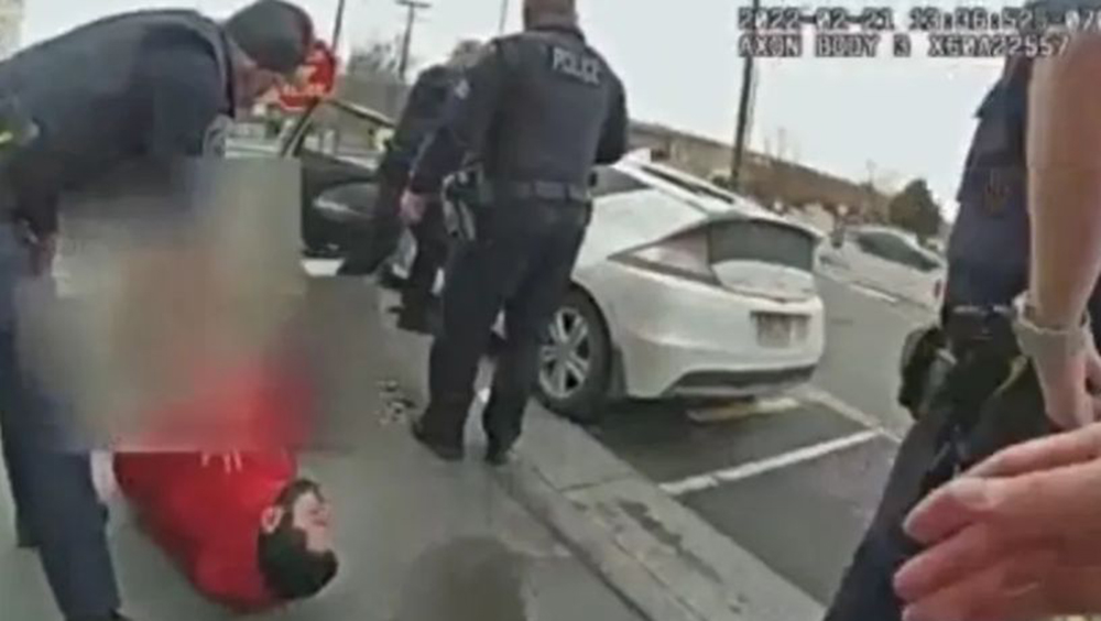 美国男子拒捕教唆4岁孩子朝警察开枪。