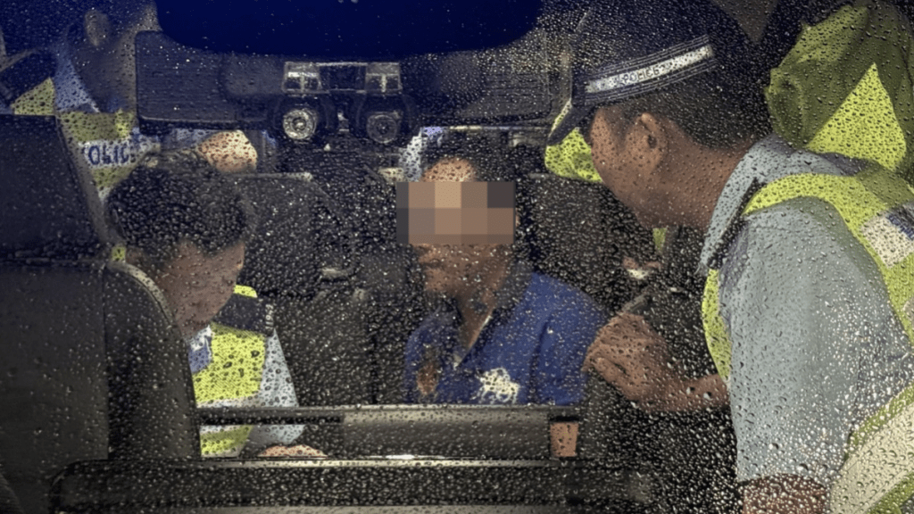 被搶的士司機事後由警員陪同錄取口供。黎志偉攝 被搶的士司機事後由警員陪同錄取口供。黎志偉攝