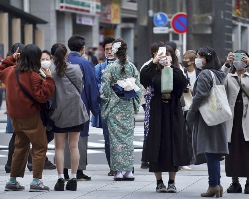 日本政府宣布暫停大阪與札幌的旅遊補貼。AP圖片