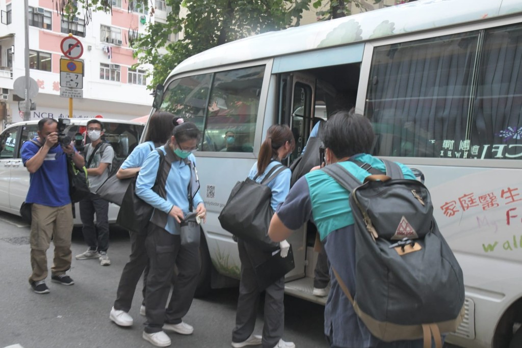 防護中心人員向卓明樓居民派檢測膠樽