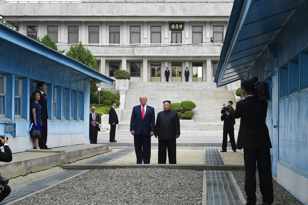 特朗普与金正恩跨越分界线。AP图片