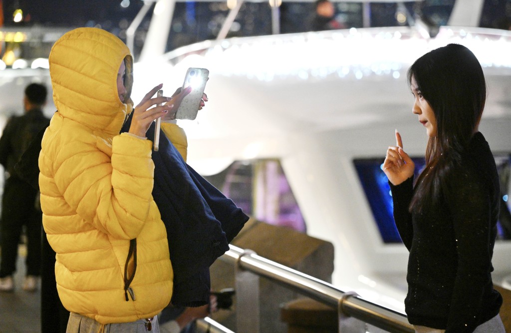 天文台預測,明晚氣溫急降,由最高的21度跌至周三(21日)的最低12度,即一夜跌9度。 天文台預測,明晚氣溫急降,由最高的21度跌至周三(21日)的最低12度,即一夜跌9度。