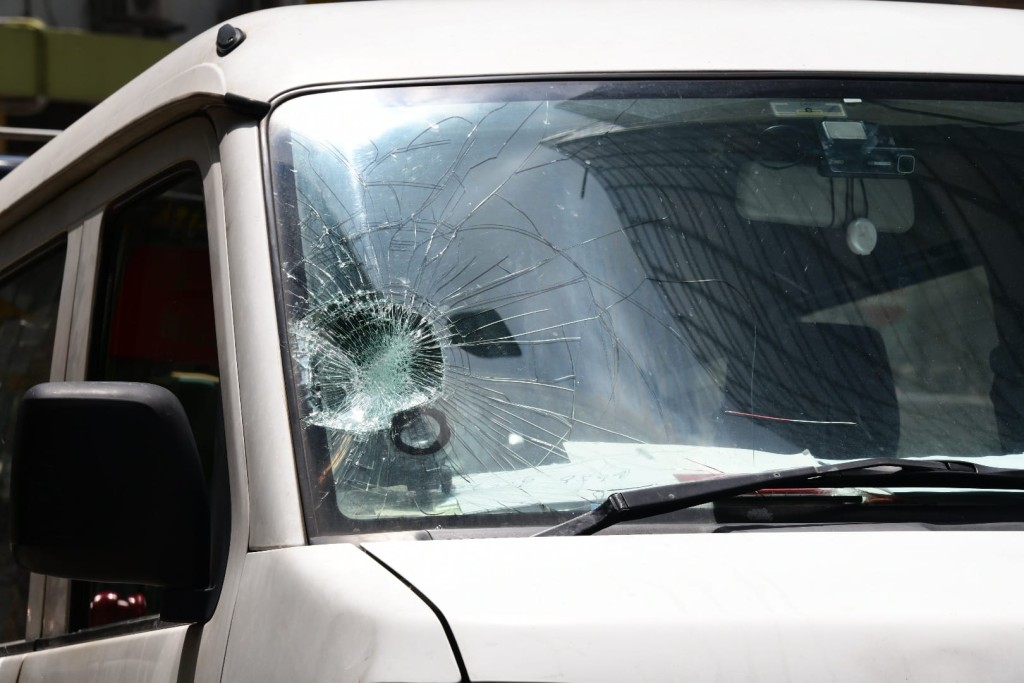涉事私家車車頭擋風玻璃爆裂。