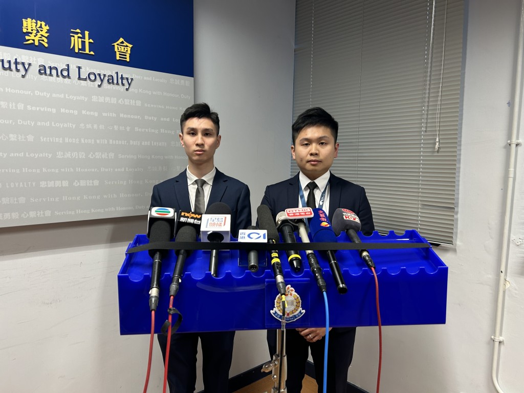 秀茂坪警區刑事調查隊第七隊督察蔡福裕(右)及觀塘警區刑事調查隊第一隊督察黃俊熹(左)交代案情。曾志恒攝