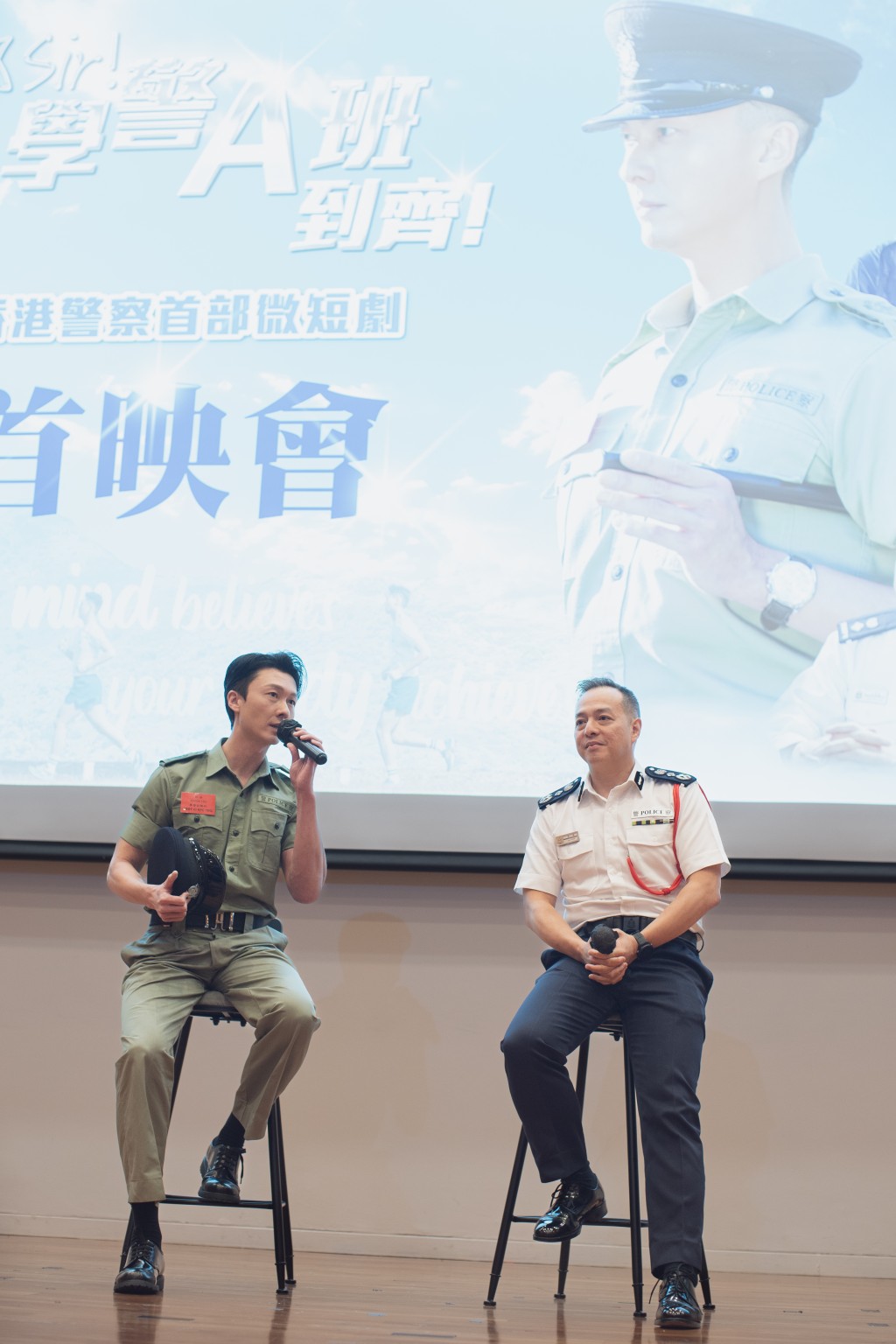 微短劇主演王浩信與警務處處長周一鳴對談。 微短劇主演王浩信與警務處處長周一鳴對談。