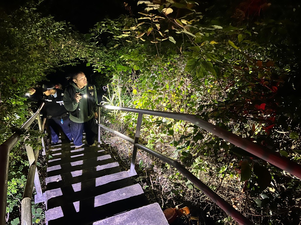 警方於山林間巡邏，防止有賊人匿藏。警方圖片