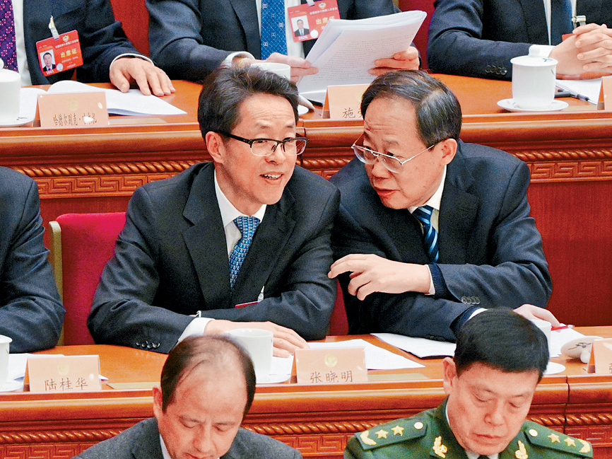 張曉明（左）今年3月被免全國政協副秘書長職務，但仍有參加全國政協會議開幕式。