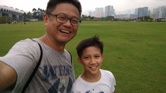 本身愛玩的蔡銘理,除了跟兒子談超級英雄,還會跟他捉精靈。