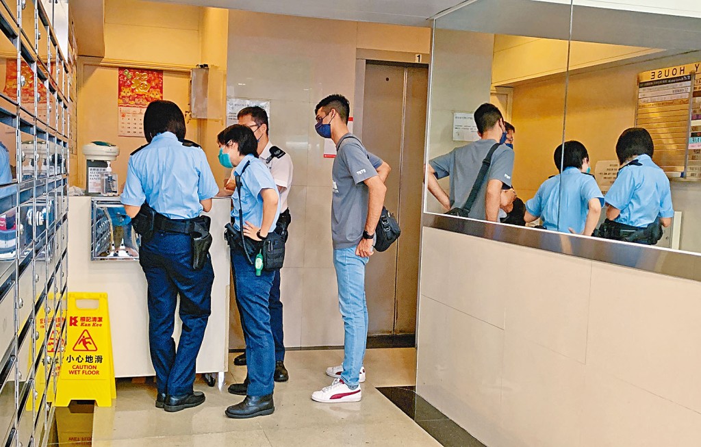 警員在廣東道偷竊及傷人案現場調查。 