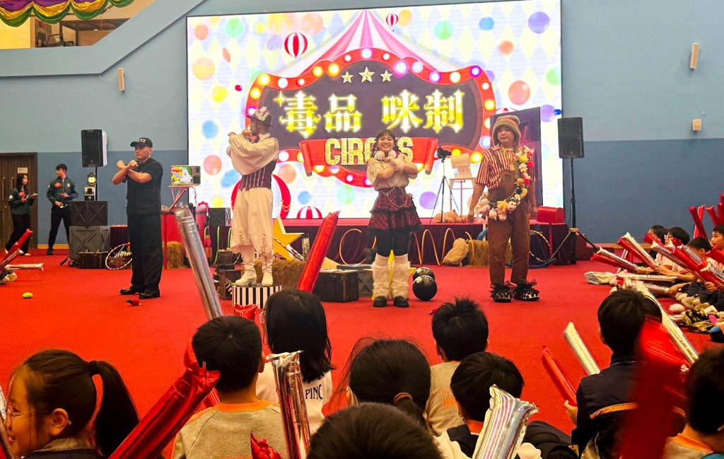 学生们参与互动禁毒剧场。