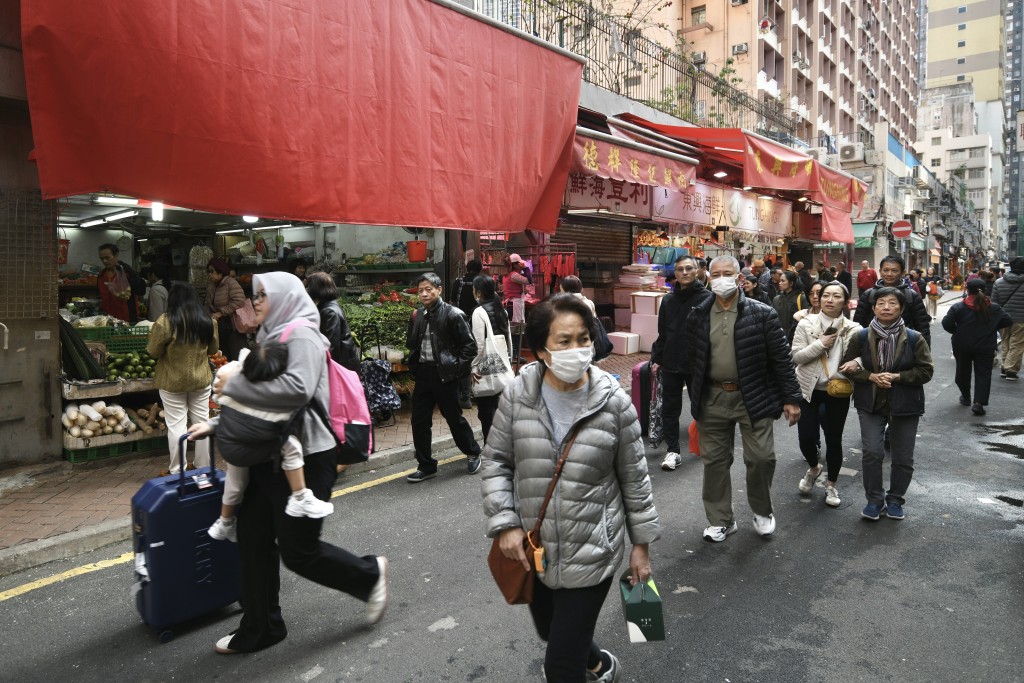 不少市民在鵝頸橋一帶街市攤檔買餸煮開年飯。