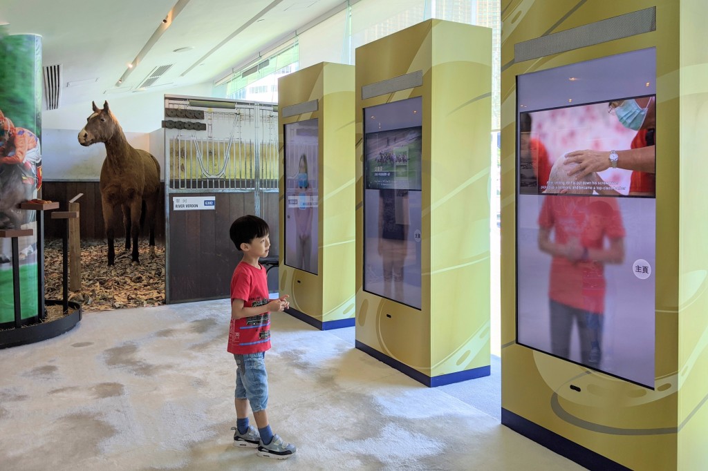 不同互動裝置,小朋友玩得份外投入。