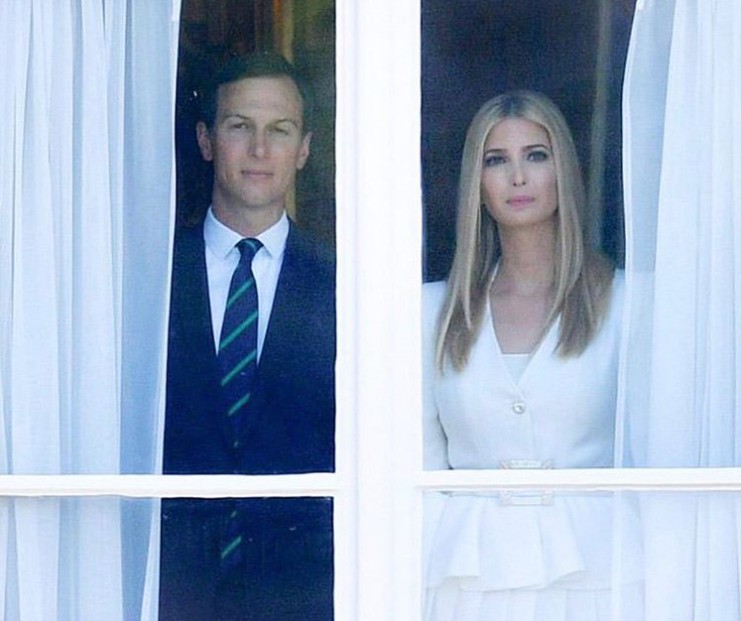 面對白金漢宮的金碧輝煌伊萬卡夫婦不禁在望出窗外欣賞。Ig