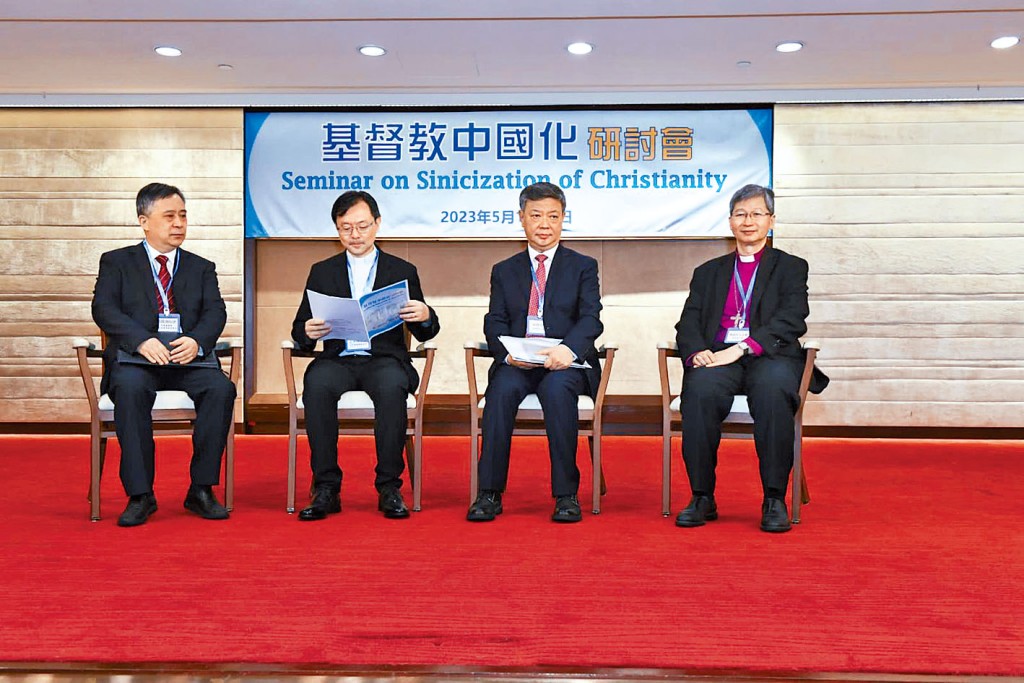 圖左一起:徐曉鴻牧師(內地)、王家輝牧師(香港)、吳巍牧師(內地)與香港陳謳明大主教,共同擔任研討會開幕式主禮嘉賓。