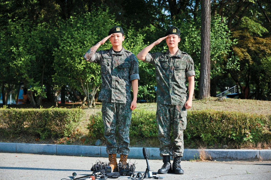 Jungkook和Jimin退伍後,在京畿道漣川綜合運動場與傳媒及ARMY們見面,並向大家敬禮。
