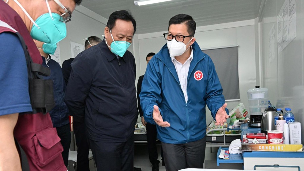 鄧炳強陪同仝小林視察洪水橋隔離設施。政府新聞處