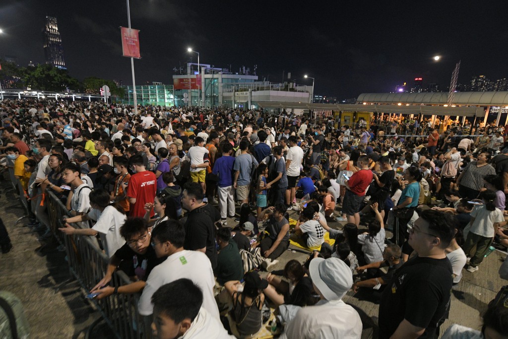 金紫荆广场挤满观看国庆烟花汇演的市民。陈浩元摄