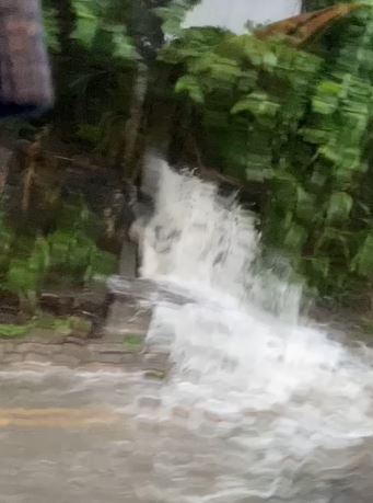 山水如瀑布般傾瀉到馬路。