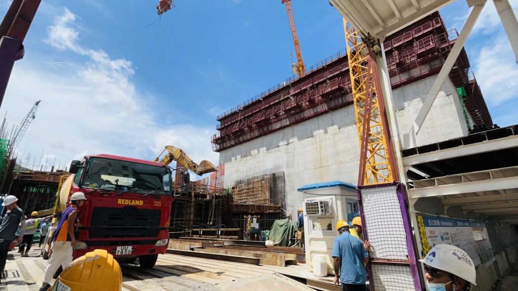 樓市下滑，私人發展商大幅減少新項目，建造業產業鏈上下游均大受影響。