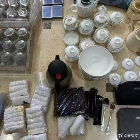 南航空警遭妻65頁PPT舉報機艙「零元購」,盜取大量水壺、刀叉、紅酒及毛巾等公物。微博 南航空警遭妻65頁PPT舉報機艙「零元購」,盜取大量水壺、刀叉、紅酒及毛巾等公物。微博