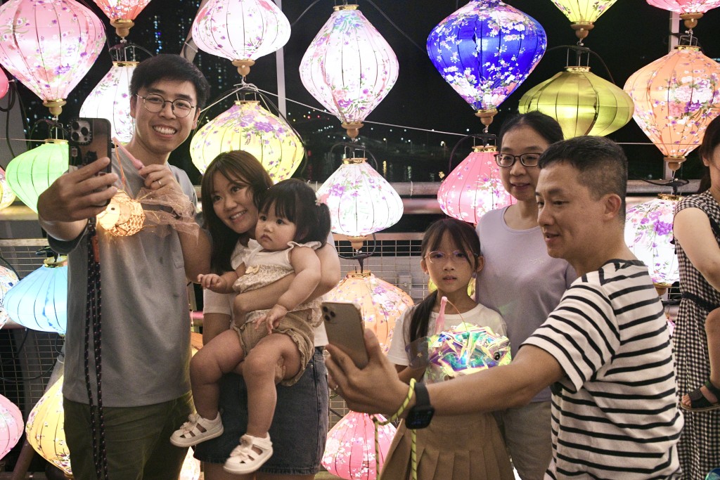 不少家長特意帶同子女前來打卡。