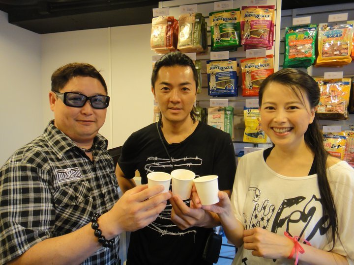 鄭伊健與錢國偉曾到訪黃寶君開設的寵物店。