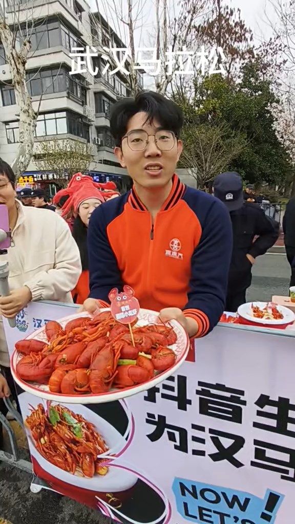 现场派发小龙虾。