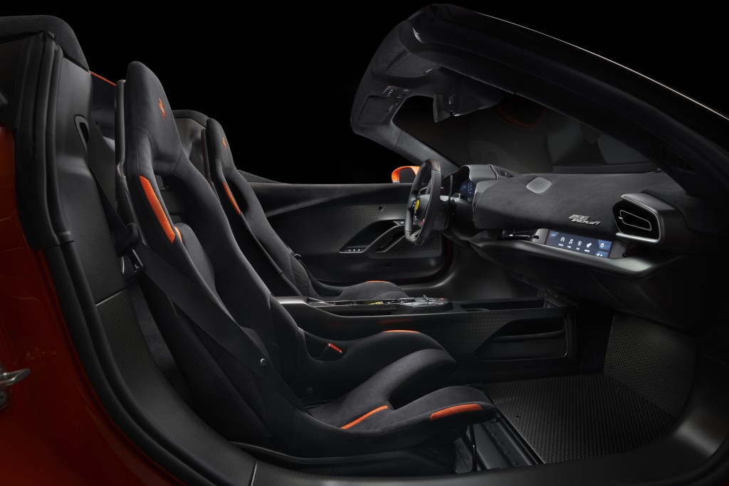 法拉利Ferrari 296 Speciale加強版車廂較為特別是換上輕量碳纖維門板、桶形座椅,表板則以Alcantara覆蓋。