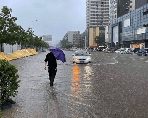 河南省氣像局預報,黃河以北和鄭州、開封兩地區將有特大暴雨。網圖