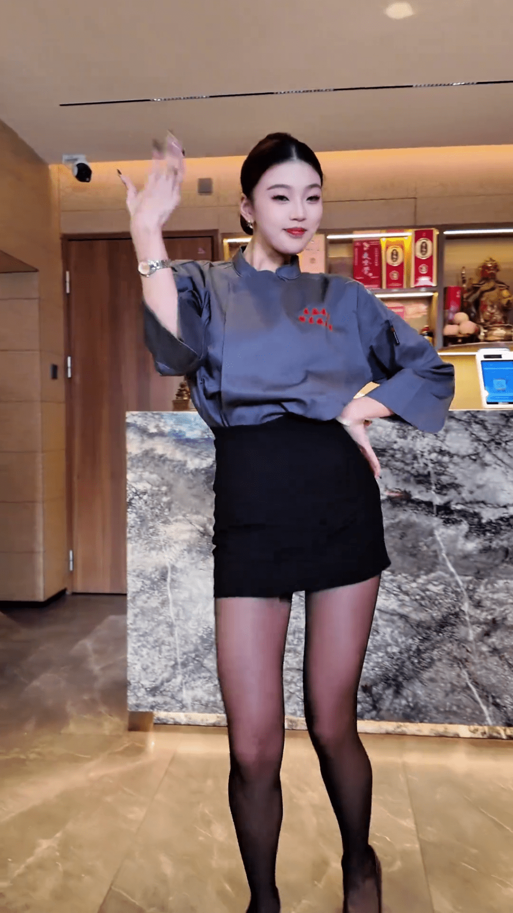 餐廳宣傳片找來黑襪美女跳舞。 抖音截圖