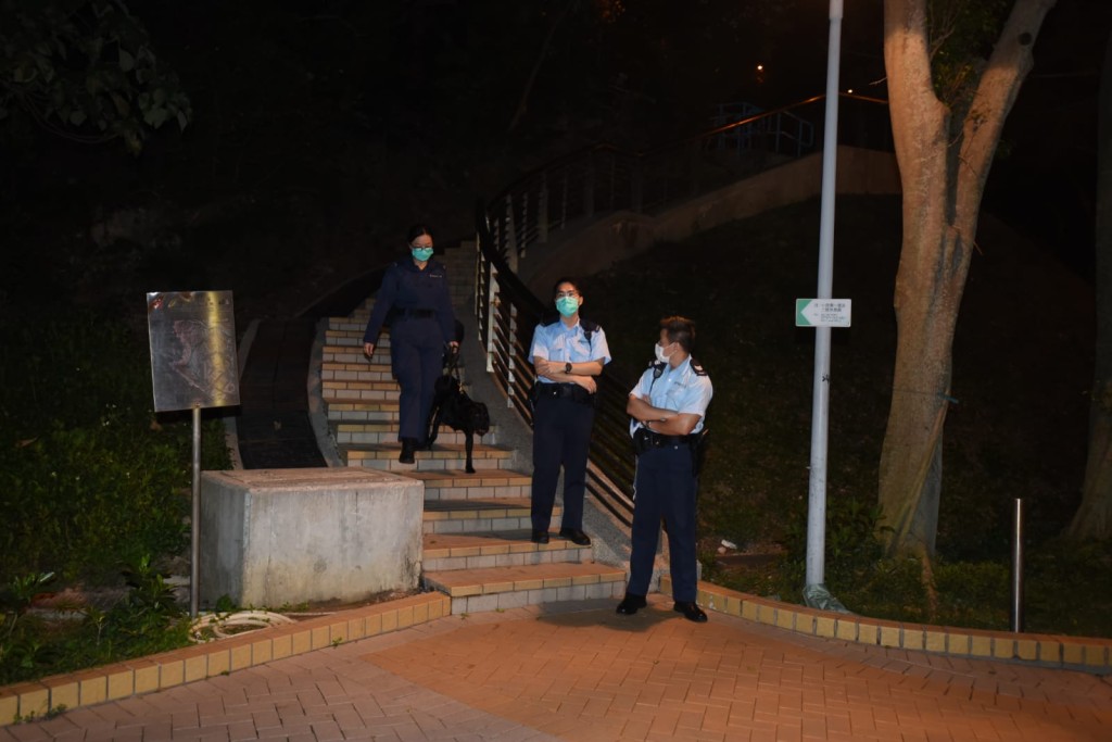 警方到場搜查。