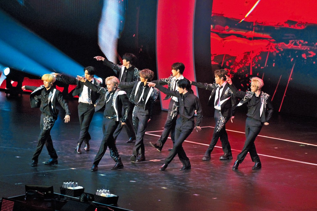 ZB1在澳門開騷，勁歌熱舞唱足2.5小時。