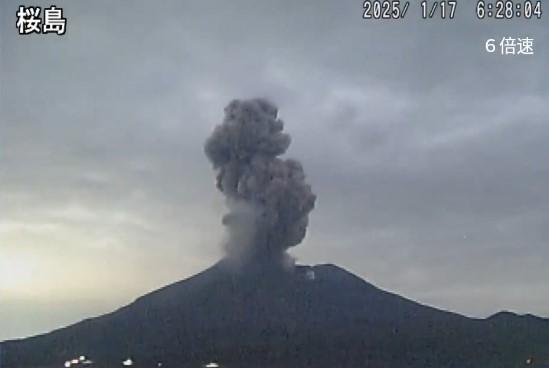 日本櫻島火山今晨再噴發。