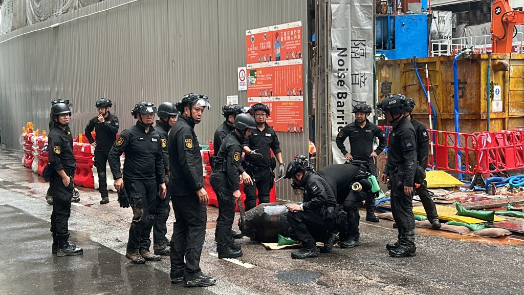 被切割的炸彈現1呎長大窿。林思明攝