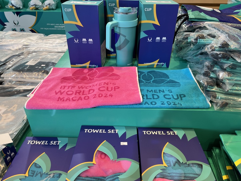 印有ITTF世界杯比赛名字的毛巾售160元, 暖水杯价值$200港元。 徐嘉华摄