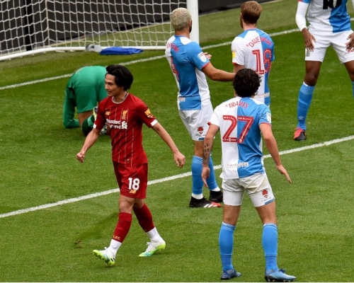 南野拓實(左)貢獻一球一助攻，率紅軍大勝。利物浦官網圖片