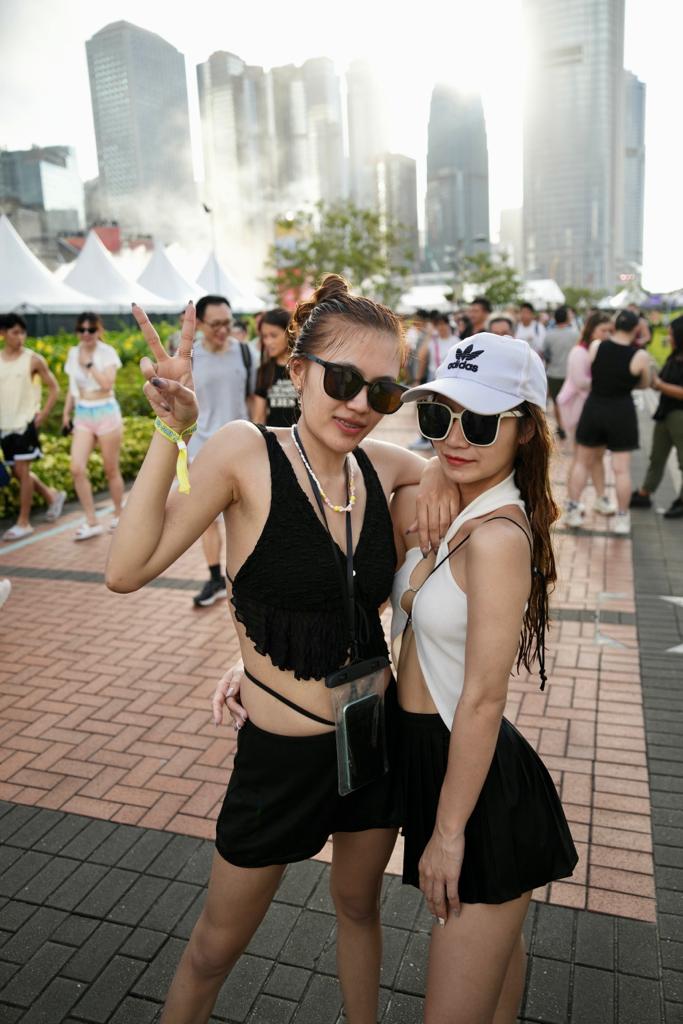 来自泰国的游客Nene(左)及Eye(右)认为香港泼水音乐节的音响未如泰国强劲。苏正谦摄