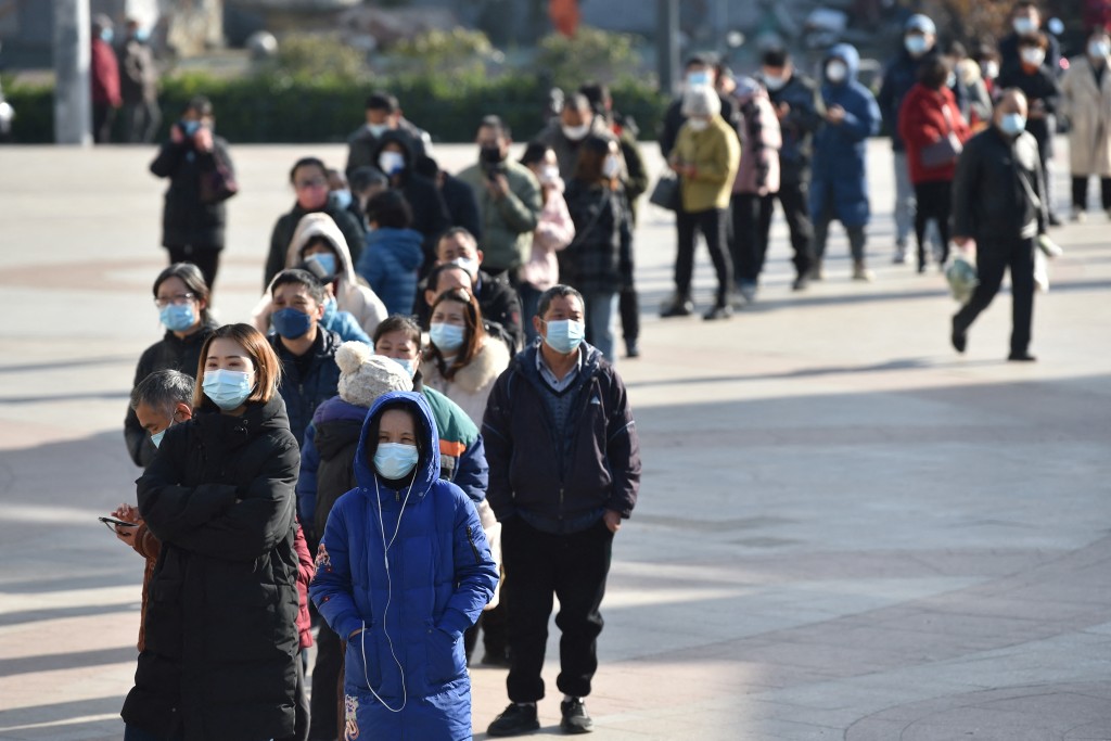 新华社发表文章，指中国应对疫情能力不断提升。路透社图