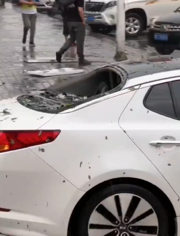 不少汽车的玻璃窗被冰雹打烂。