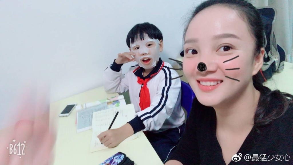 輔導班女導師與敷上面膜的男生合影。（網上圖片）