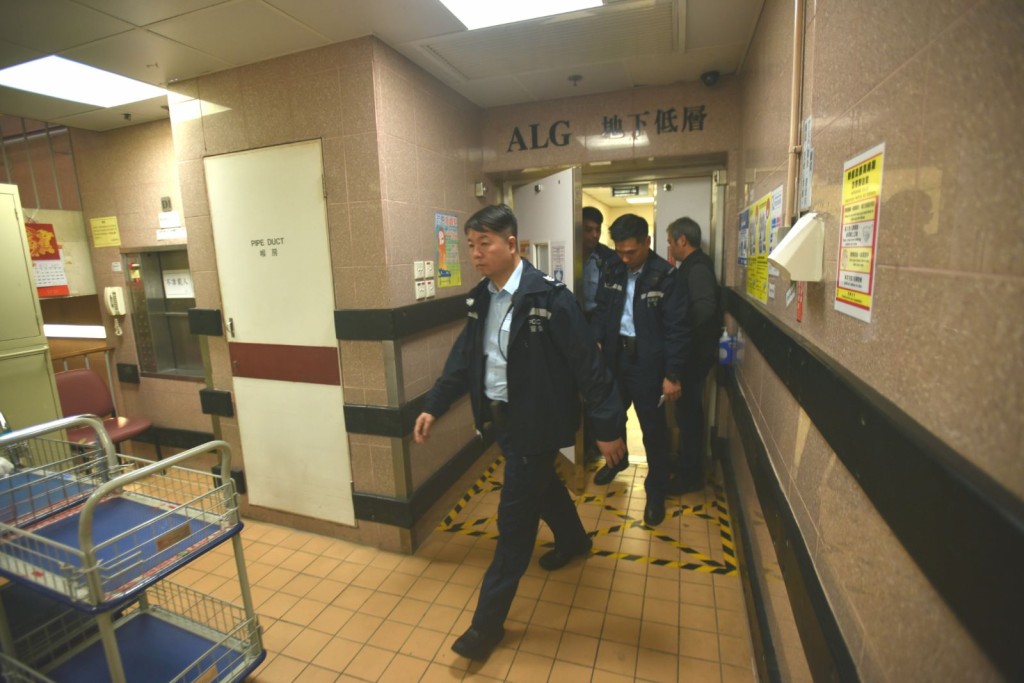 疑犯暫時留院觀察，被帶至特別觀察病房，警員亦到場調查。