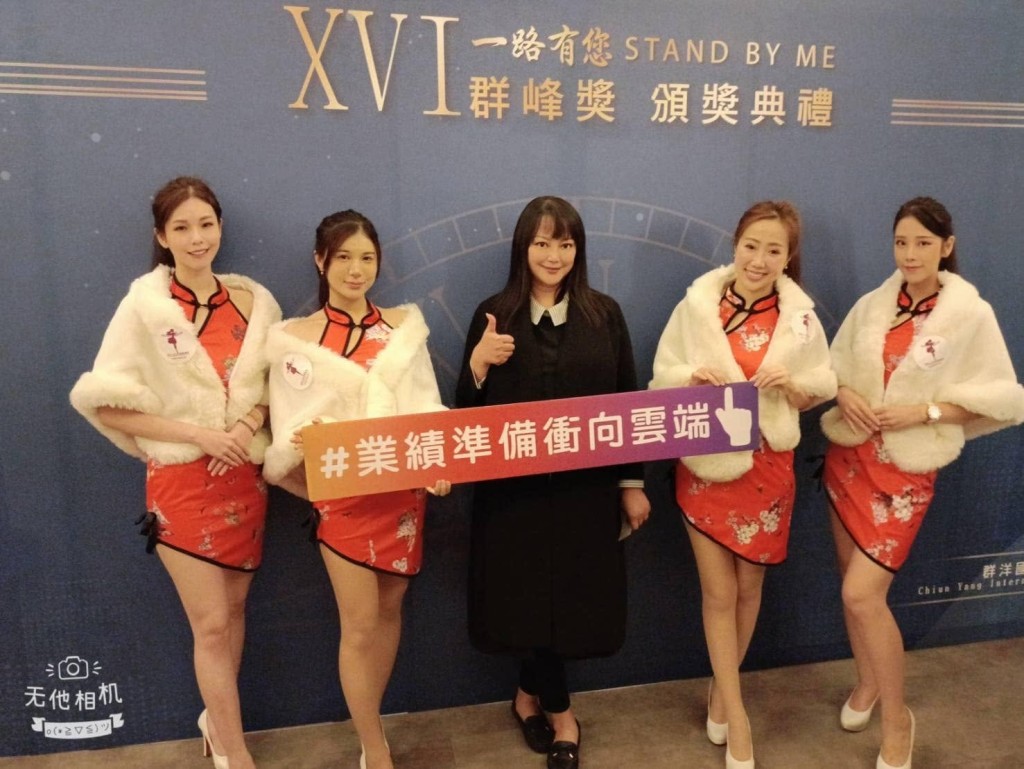 傅天穎與身穿旗袍的禮儀小姐合照,身形明顯比全盛期膨脹兩個碼。 傅天穎與身穿旗袍的禮儀小姐合照,身形明顯比全盛期膨脹兩個碼。