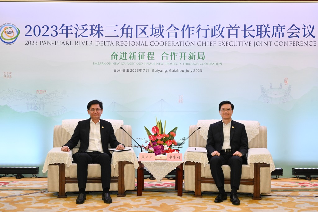 李家超（右）在貴陽與廣西壯族自治區主席藍天立（左）進行雙邊會晤。政府新聞處圖片