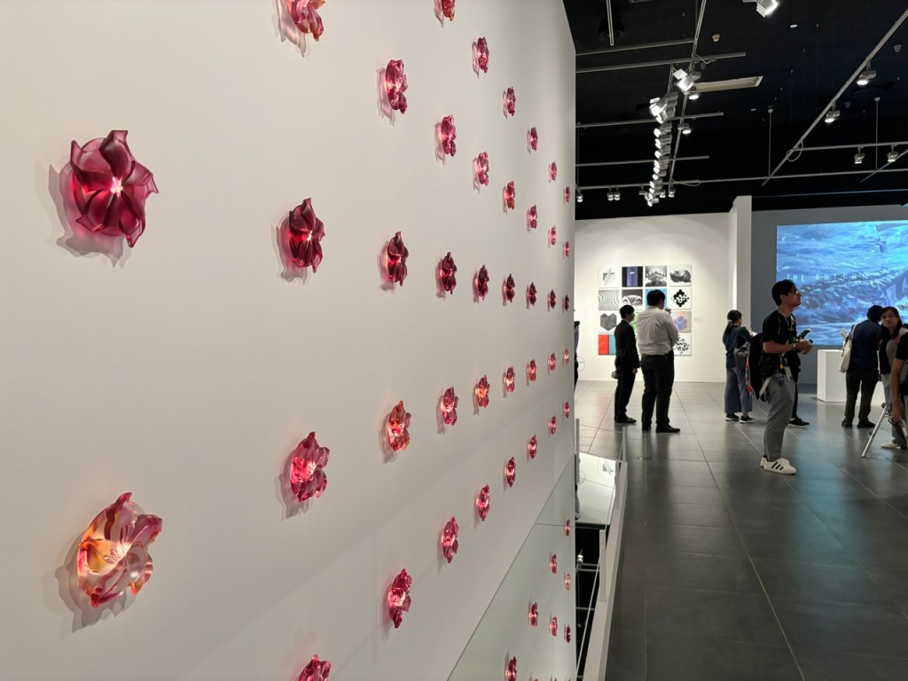 展館中設有紫荊花牆展品。脫芷晴攝
