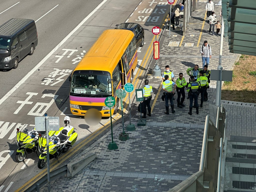 多名警員在場調查。讀者提供