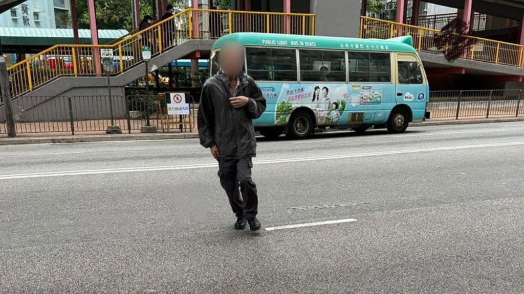 被票控人士均於葵芳邨葵仁樓對出的小巴站過路。葵青警區FB