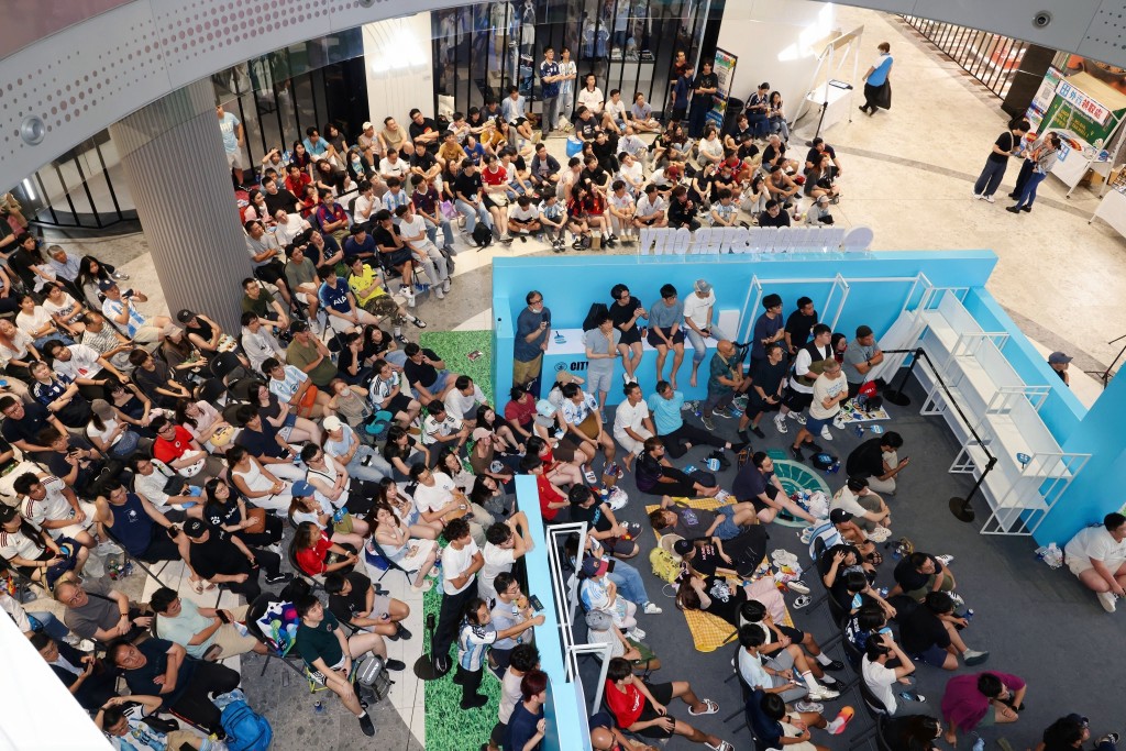 啟德體育園在啟德零售館2中庭打造大型「決賽直播派對」,免費直播這場萬眾期待的巔峰對決,吸引近700名球迷專程到場。 啟德體育園在啟德零售館2中庭打造大型「決賽直播派對」,免費直播這場萬眾期待的巔峰對決,吸引近700名球迷專程到場。