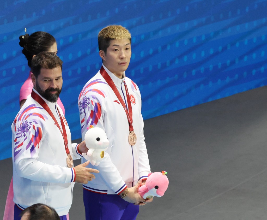 家朗及Greg一齊到獎台領獎。徐嘉華攝 家朗及Greg一齊到獎台領獎。徐嘉華攝