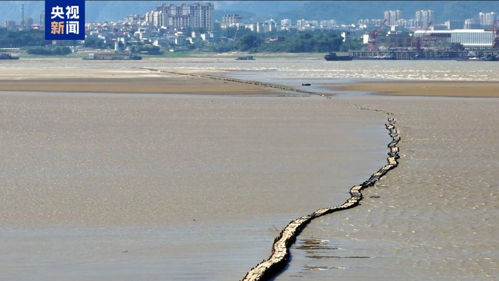 鄱陽湖進入枯水期，明代「千眼橋」露出水面。